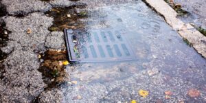 Desentupimento de bueiros em Niterói. Atendemos condomínios, indústrias e áreas públicas. Chame a Desentupidora Pague Menos RJ!